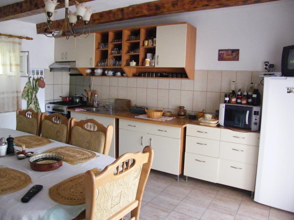 Pensiunea Casa Filoxenia Horezu Buitenkant foto